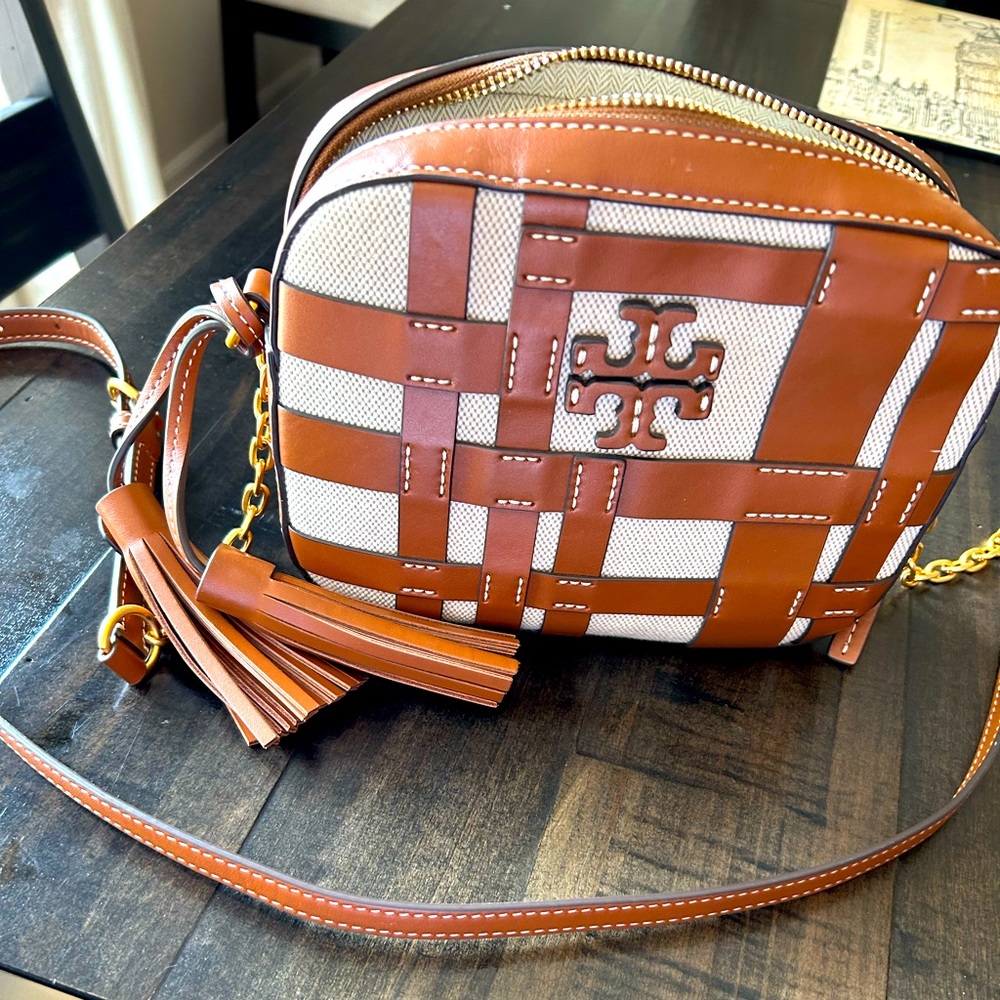 Tory Burch McGraw Woven Camera Bag in Natural/Classic Cuoio